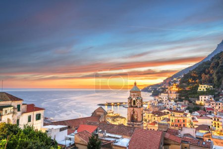 Foto de Amalfi, Italia en la costa mediterránea justo después de una hermosa puesta de sol. - Imagen libre de derechos