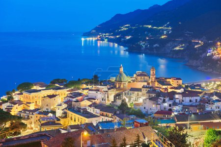 Foto de Vietri Sul Mare, Italia horizonte de la ciudad en la costa de Amalfi a la hora azul. - Imagen libre de derechos