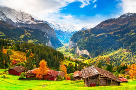 Téléchargez les photos : Lauterbrunnen, Suisse vallée de Wengen à l'automne avec un feuillage coloré. - en image libre de droit