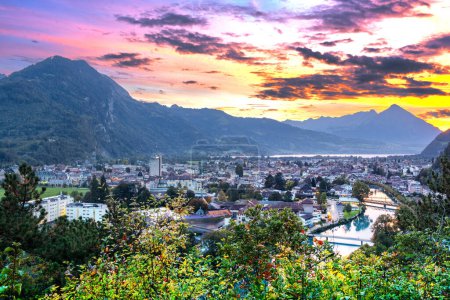 Téléchargez les photos : Unterseen, Suisse surplombant la rivière Aare au crépuscule. - en image libre de droit