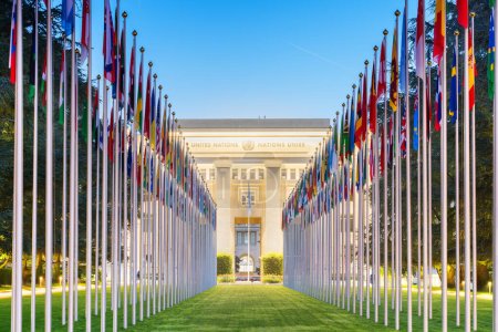 Téléchargez les photos : GENÈVE, SUISSE - 2 OCTOBRE 2023 : L'Office des Nations Unies à Genève avec les drapeaux des pays membres. - en image libre de droit