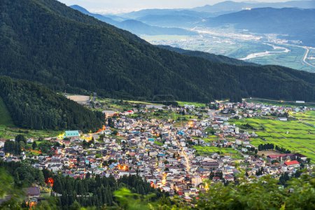 Téléchargez les photos : Nozawa Onsen, Préfecture de Nagano, Japon depuis les montagnes au crépuscule. - en image libre de droit