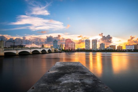 Foto de West Palm Beach, Florida, Estados Unidos al atardecer. - Imagen libre de derechos