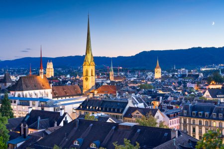 Téléchargez les photos : Zurich, Suisse Paysage urbain avec clochers d'église au crépuscule. - en image libre de droit