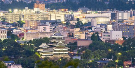Téléchargez les photos : Matsumoto, Japon paysage urbain du centre-ville avec le château au crépuscule. - en image libre de droit