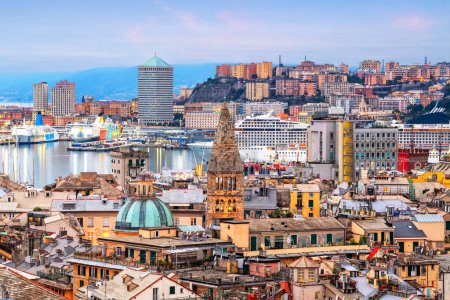 Téléchargez les photos : Gênes, Italie skyline du centre-ville vers le port au crépuscule avec des tours historiques et modernes. - en image libre de droit