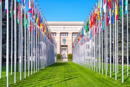 Foto de GINEBRA, SUIZA - 1 DE OCTUBRE DE 2023: La Oficina de las Naciones Unidas en Ginebra con las banderas de los países miembros. - Imagen libre de derechos