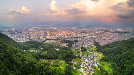 Téléchargez les photos : Nagano City, Japon avec panorama du paysage urbain au crépuscule depuis la montagne Asahi. - en image libre de droit
