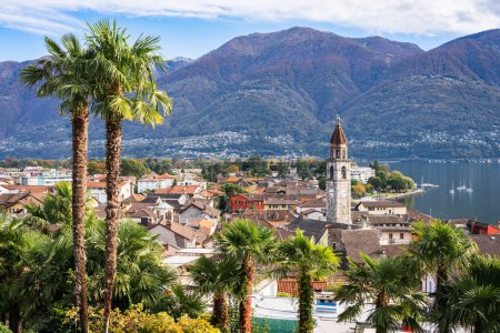Téléchargez les photos : Ascona, Suisse paysage urbain sur les rives du lac Majeur dans la journée. - en image libre de droit