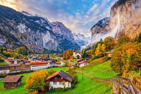 Téléchargez les photos : Lauterbrunnen, Suisse belle matinée pendant la saison d'automne. - en image libre de droit