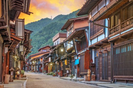 Narai-juku, Nagano, Japón histórico post ciudad a lo largo de la ruta histórica Nakasendo al atardecer.