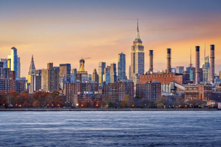 Téléchargez les photos : New York, New York, États-Unis à Midtown Manhattan skyline sur l'East River au crépuscule. - en image libre de droit