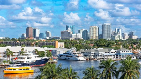 Téléchargez les photos : Fort Lauderdale, Floride, États-Unis skyline dans la journée sur la rivière. - en image libre de droit