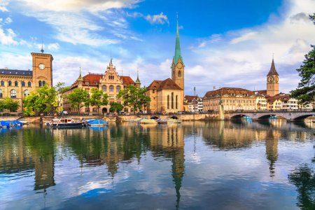 Téléchargez les photos : Zurich, Suisse paysage urbain historique sur la rivière Limmat dans la journée. - en image libre de droit