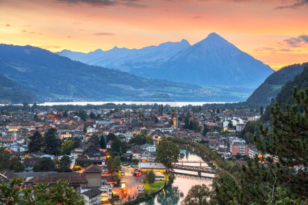 Foto de Unterseen, Suiza con vistas al río Aare al atardecer. - Imagen libre de derechos