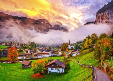 Foto de Lauterbrunnen, Suiza hermosa mañana durante la temporada de otoño. - Imagen libre de derechos