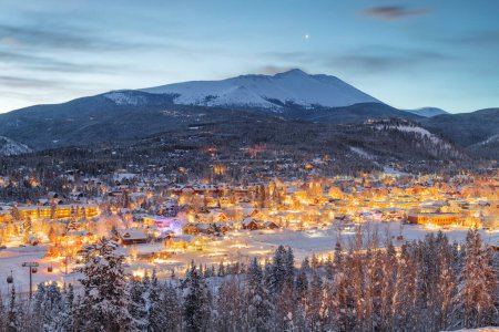 Téléchargez les photos : Breckenridge, Colorado, USA horizon de la ville en hiver à l'aube. - en image libre de droit