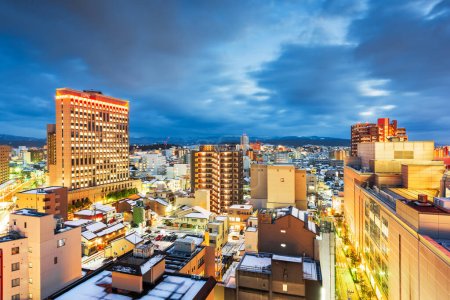 Téléchargez les photos : Kanazawa, Japon horizon du centre-ville au crépuscule
. - en image libre de droit