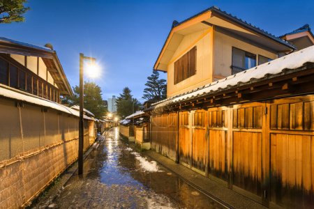 Foto de Kanazawa, Japón en el distrito de Samurai a la hora azul. - Imagen libre de derechos