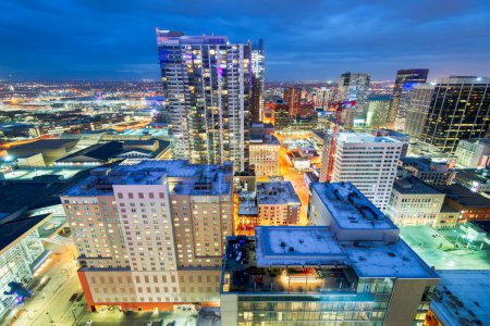 Téléchargez les photos : Denver, Colorado, États-Unis paysage urbain dans le centre-ville la nuit. - en image libre de droit