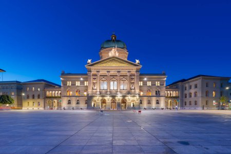 Téléchargez les photos : Berne, Suisse avec le Palais fédéral de Suisse à l'heure bleue. ("Curia Confoederationis Helveticae" signifie "Bâtiment du Parlement de Suisse")") - en image libre de droit