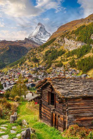 Foto de Zermatt, Suiza con antiguas granjas bajo el Matterhorn. - Imagen libre de derechos