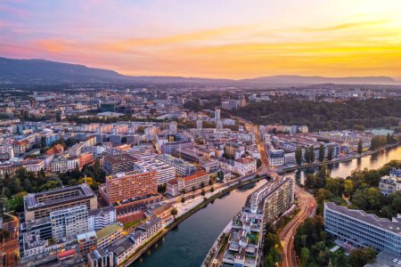 Téléchargez les photos : Genève, Suisse vue panoramique de la rivière après le coucher du soleil. - en image libre de droit