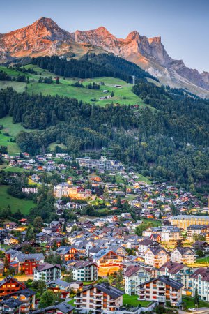 Téléchargez les photos : Engelberg, Suisse dans les Alpes au crépuscule. - en image libre de droit