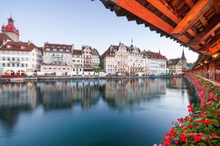 Téléchargez les photos : Lucerne, Suisse tôt le matin sur la rivière Ruess. - en image libre de droit