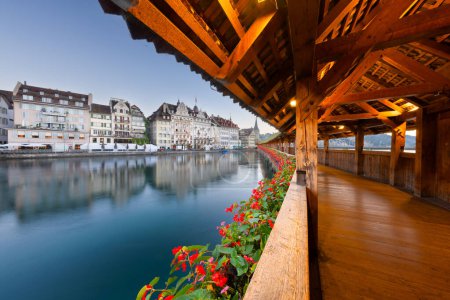 Foto de Lucerna, Suiza por la mañana temprano en el río Ruess. - Imagen libre de derechos