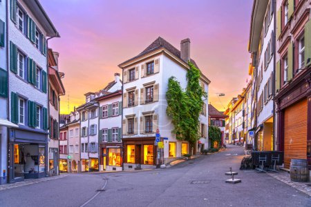 Téléchargez les photos : Bâle, Suisse dans la vieille ville à l'heure d'or. - en image libre de droit