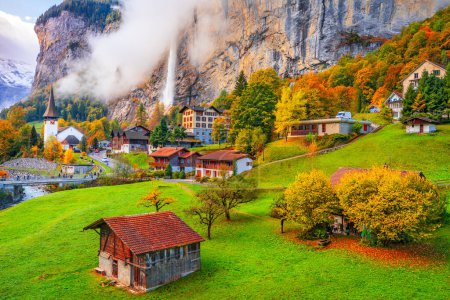 Téléchargez les photos : Lauterbrunnen, Suisse par une belle matinée avec un brouillard épars pendant la saison d'automne. - en image libre de droit