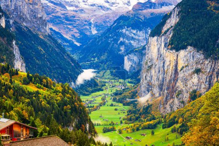 Téléchargez les photos : Lauterbrunnen, Suisse vallée de Wengen à l'automne avec Staubbach Falls. - en image libre de droit