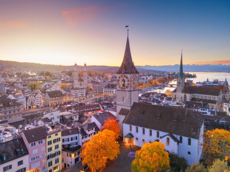 Foto de Zurich, Suiza Ciudad Vieja skyline sobre el río Limmat en una mañana de otoño. - Imagen libre de derechos