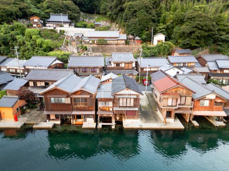 Téléchargez les photos : Baie d'Ine, Kyoto, Japon dans les barques Funaya au crépuscule. - en image libre de droit