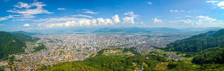 Téléchargez les photos : Nagano City, Japon avec panorama du paysage urbain de la montagne Asahi. - en image libre de droit