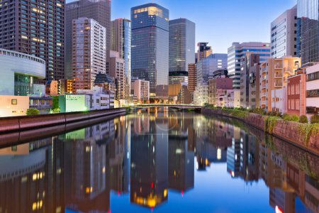 Téléchargez les photos : Osaka, Japon paysage urbain sur la rivière au crépuscule. - en image libre de droit