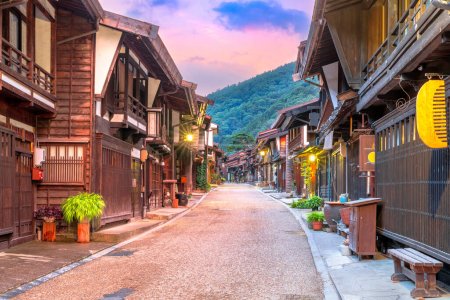 Foto de Narai-juku, Nagano, Japón histórico post ciudad a lo largo de la ruta histórica Nakasendo al atardecer. - Imagen libre de derechos