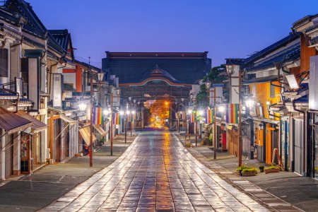 Téléchargez les photos : Temple Zenkoji, Nagano, Japon temple et salle principale à l'aube. - en image libre de droit