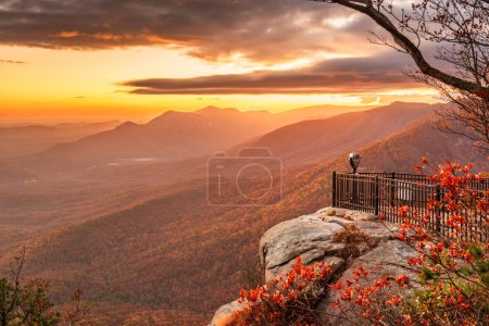Téléchargez les photos : Table Rock State Park, Caroline du Sud, États-Unis paysage au crépuscule en automne. - en image libre de droit