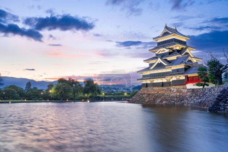 Téléchargez les photos : Le château historique de Matsumoto à Matsumoto, Japon au crépuscule. - en image libre de droit