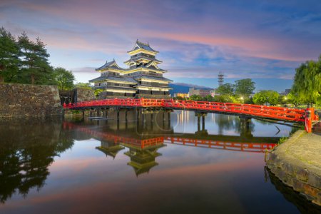 Foto de El histórico Castillo de Matsumoto en Matsumoto, Japón al amanecer. - Imagen libre de derechos