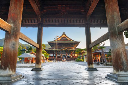 Téléchargez les photos : Temple Zenkoji, Nagano, Japon temple et salle principale à l'aube. - en image libre de droit