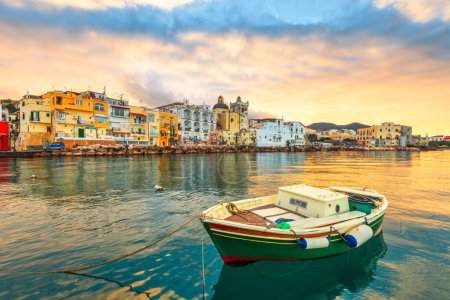 Téléchargez les photos : Île d'Ischia, Naples, Italie sur la côte méditerranéenne au coucher du soleil. - en image libre de droit