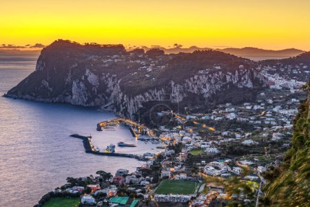 Foto de Capri, Italia vista aérea con Marina Grande al atardecer. - Imagen libre de derechos