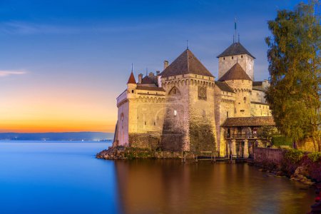 Téléchargez les photos : Château de Chillon sur le lac Léman, Suisse au crépuscule. - en image libre de droit