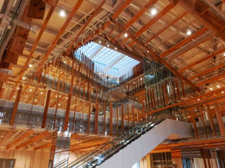 Téléchargez les photos : TOYAMA, JAPON - 30 JANVIER 2017 : À l'intérieur de la bibliothèque publique de Toyama City. Le bâtiment a ouvert en 2015. - en image libre de droit