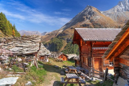 Téléchargez les photos : Village dans les Alpes suisses sur le chemin du Lac Bleu, Suisse. - en image libre de droit