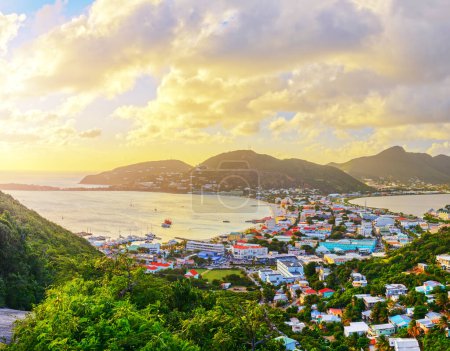 Téléchargez les photos : Philipsburg, Sint Maarten, Paysage urbain des Antilles néerlandaises au Grand Étang Salin au crépuscule. - en image libre de droit