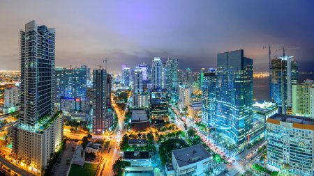 Téléchargez les photos : Miami, Floride, États-Unis paysage urbain du centre-ville la nuit. - en image libre de droit